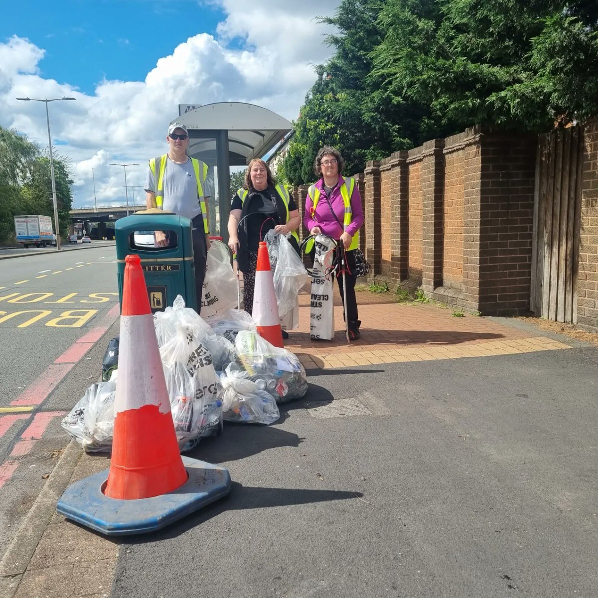 Litterwatch1's tweet photo. The last #sandwellcoronationclean of 2023 with Councillor Suzanne Hartwell and 2 of our #volunteers.
We #litterpicked our way around Blakeley Hall Road, #Oldbury.
7 bags of #litter, a builders bag &amp; 2 broken traffic cones #thankyou #community @SercoESUK @sandwellcouncil https://t.co/DryxDVUETy