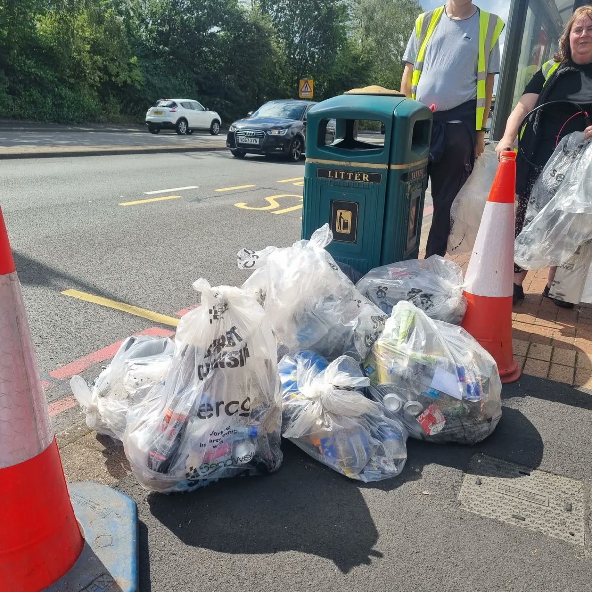 Litterwatch1's tweet photo. The last #sandwellcoronationclean of 2023 with Councillor Suzanne Hartwell and 2 of our #volunteers.
We #litterpicked our way around Blakeley Hall Road, #Oldbury.
7 bags of #litter, a builders bag &amp; 2 broken traffic cones #thankyou #community @SercoESUK @sandwellcouncil https://t.co/DryxDVUETy