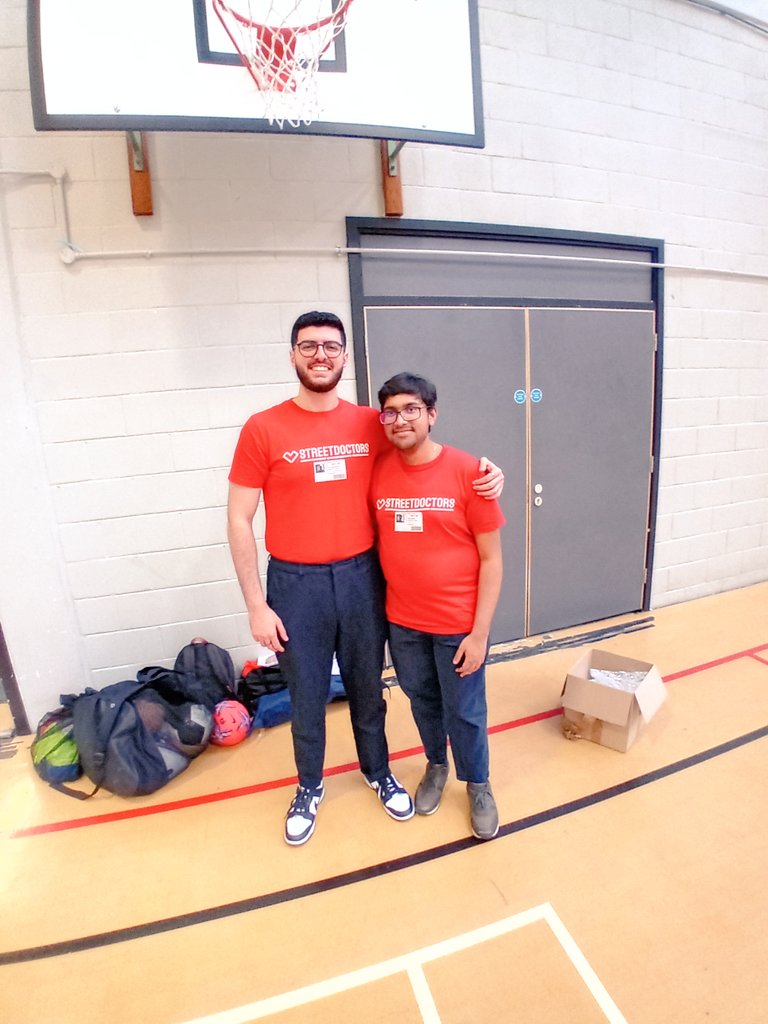 JustJohnJones's tweet photo. Fantastic welcome to @beyondthebias_ 2day to see #KitchenSocial partnership.  W/ @George_Greens , school facilities 🔓 for 4 weeks of summer offering daily sports/arts.  50 #createandmake boxes delivered, + 28 yp upskilled in basic first aid by Suleiman + Sadid @StreetDoctors https://t.co/FMcZS0uHaF