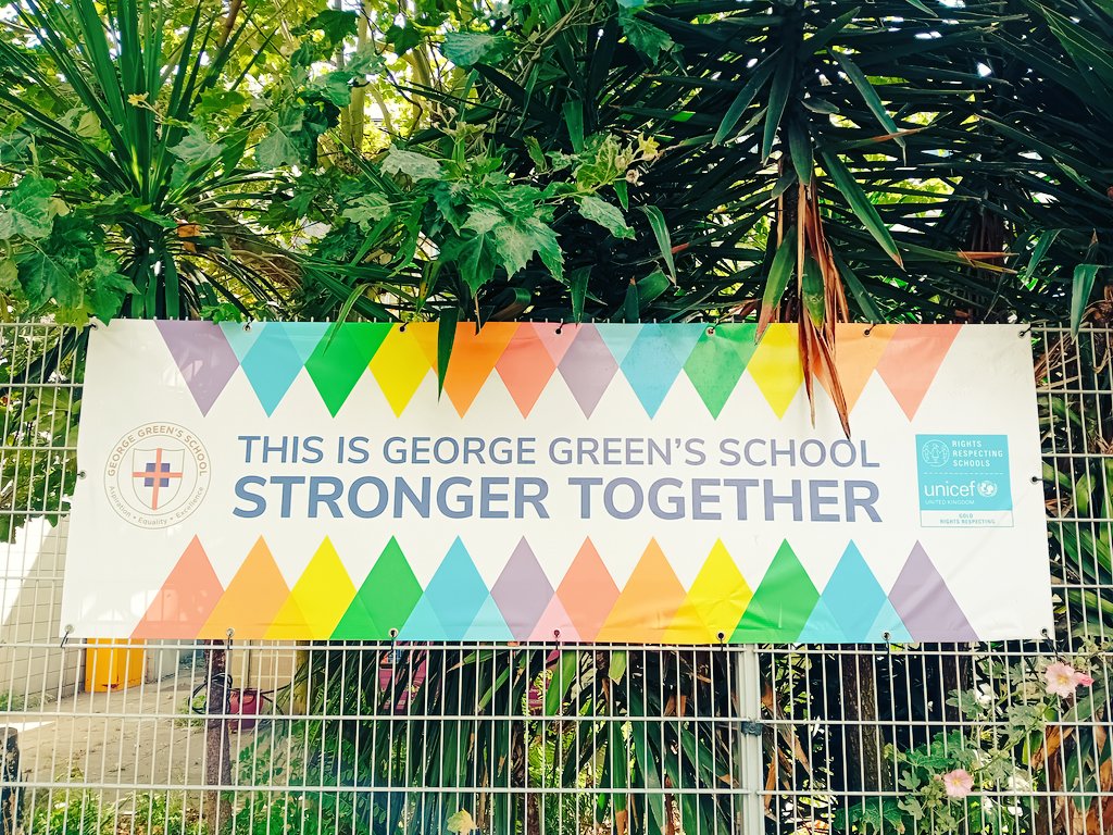 JustJohnJones's tweet photo. Fantastic welcome to @beyondthebias_ 2day to see #KitchenSocial partnership.  W/ @George_Greens , school facilities 🔓 for 4 weeks of summer offering daily sports/arts.  50 #createandmake boxes delivered, + 28 yp upskilled in basic first aid by Suleiman + Sadid @StreetDoctors https://t.co/FMcZS0uHaF