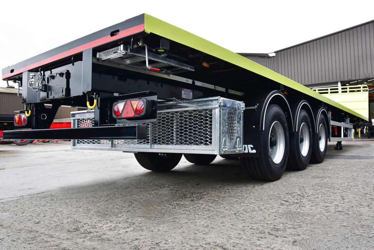 SDCtrailers's tweet photo. Engineered with precision and detail, SDC's multi-functional PSK Platform has the advantages of a flatbed trailer and added benefit of twist-locks to transport 40 or 2x20 containers.
#sdctrailers #psk #platform #roadtransport #containertransport #alwaysmovingforwards https://t.co/bOlp7OxNN2