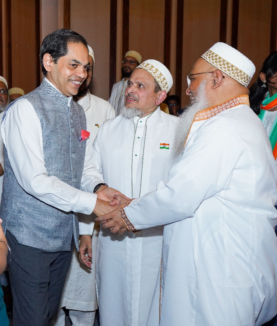 Bohras_MidEast's tweet photo. Members of the AbuDhabi @Dawoodi_Bohras community met with Ambassador HE @sunjaysudhir of @IndembAbuDhabi to convey #IndependenceDayIndia greetings.

As a mark of respect, members of the community stood for a photo before a statue of the Father of the Nation Mahatma Gandhi.

#IndependenceDay2023