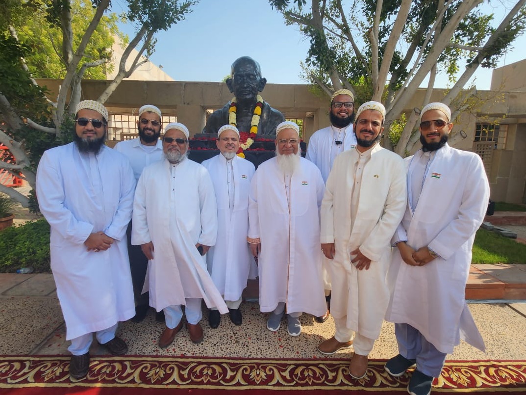 Bohras_MidEast's tweet photo. Members of the AbuDhabi @Dawoodi_Bohras community met with Ambassador HE @sunjaysudhir of @IndembAbuDhabi to convey #IndependenceDayIndia greetings.

As a mark of respect, members of the community stood for a photo before a statue of the Father of the Nation Mahatma Gandhi.

#IndependenceDay2023