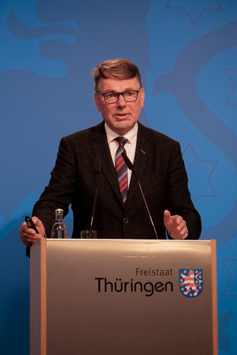 FinanzenTH's tweet photo. 1/2
@CIO_Thueringen als WM- & Oberhofbeauftragter stellte heute in der RMK den Abschlussbericht zum „WM-Standort Oberhof“ sowie die Ergebnisse der Austragung der Biathlon- & der Rennrodel-#WM23 in #Oberhof vor.
Alle Infos dazu unter:
⬇️⬇️⬇️
https://t.co/2yxPolRJZi https://t.co/8gywXR5xj6
