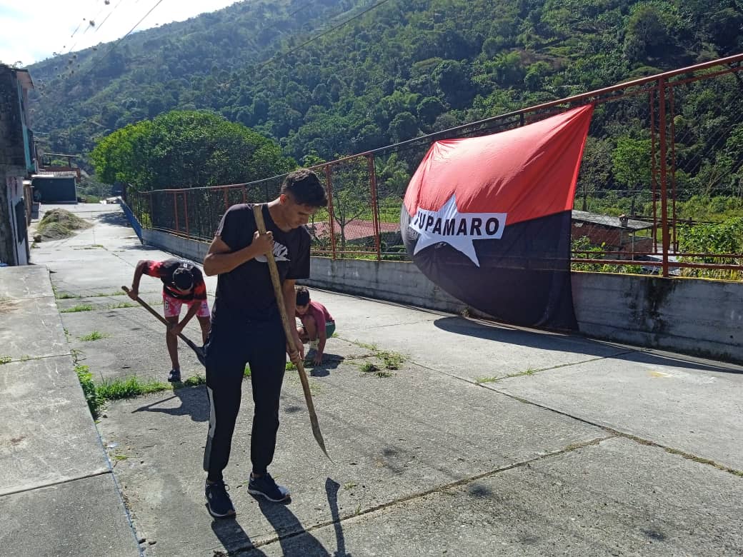 Mira_Venezuela's tweet photo. Así es camarada Presidente @NicolasMaduro “Seguiremos nuestro camino de Paz, solidaridad,amor,estabilidad y armonía”.
La militancia TUPAMARO de @MeridaMRT2 desarrolla actividades de trabajo colectivo para recuperación de espacios en beneficio de las comunidades
#InnovarParaCrecer https://t.co/8KOCwUWxvr