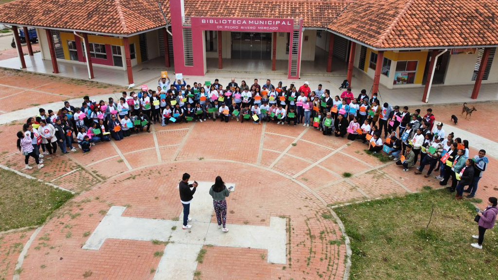 ONUBolivia's tweet photo. #Chiquitanía | 150 Jóvenes 🇧🇴 fueron parte del “1er encuentro de juventud chiquitana por la #SeguridadHumana”, listas y listos para impulsar la #Agenda2030 y los #ODS. 

Esta actividad es impulsada en el marco del Programa Conjunto entre @ONUHabitatBOL, @OITAndina y @UNESCO_es 🇺🇳 https://t.co/eK1cwsygFa