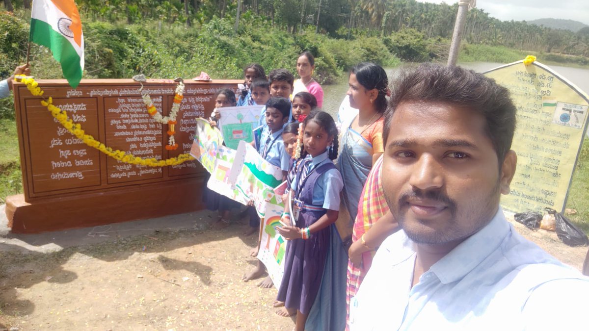 ieck4's tweet photo. *ಅಮೃತ ಸರೋವರದ ದಡದಲ್ಲಿ ಹಾರಿದ ತಿರಂಗ* 
"ರಾಷ್ಟ್ರಧ್ವಜ ವಂದನೆ ಕಾರ್ಯಕ್ರಮ"
ತರೀಕೆರೆ ತಾಲ್ಲೂಕಿನ ಹುಣಸಘಟ್ಟ ಗ್ರಾಮ ಪಂಚಾಯಿತಿ ವ್ಯಾಪ್ತಿಯ  ಅಮೃತ ಸರೋವರ ಕೆರೆ ಅಂಗಳದಲ್ಲಿ  ಸ್ವಾತಂತ್ರ್ಯ ದಿನಾಚರಣೆ ಸಂಭ್ರಮೋತ್ಸವದ ಅಂಗವಾಗಿ  ಧ್ವಜಾರೋಹಣ ಕಾರ್ಯಕ್ರಮ ನೆರವೇರಿಸಲಾಯಿತು. https://t.co/ODgfaaFp4Y https://t.co/IiXtkVaTjY