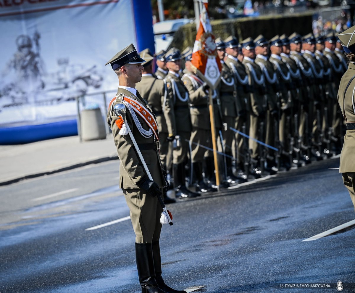 16Dywizja's tweet photo. Dziś z okazji Święta Wojska Polskiego 🇵🇱 na #wisłostrada odbyła się #WielkaDefilada🪖 Bardzo wszystkim dziękujemy że mogliście świętować ten dzień razem z nami⚘️🇵🇱🫶🇵🇱⚘️ https://t.co/JD60CmCDD2
