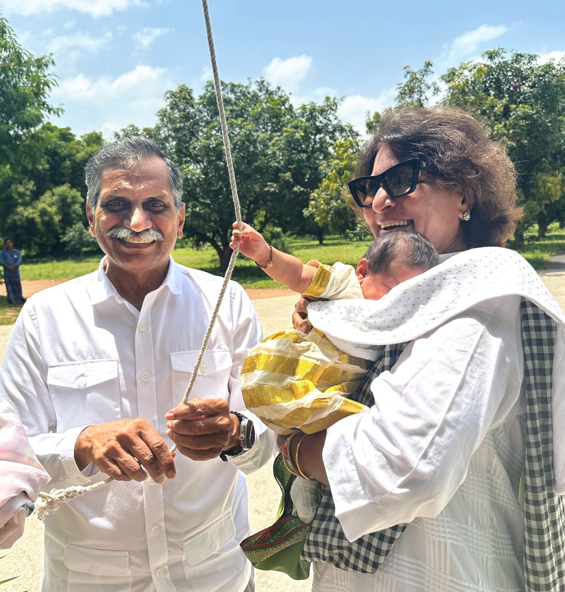 upasanakonidela's tweet photo. priceless moments with Amama &amp; Thatha ❤️
KlinKaara’s first Independence Day 
#jaihind #harghartiranga 
@shobanakamineni @AlwaysRamCharan https://t.co/AA7yHtpTgt