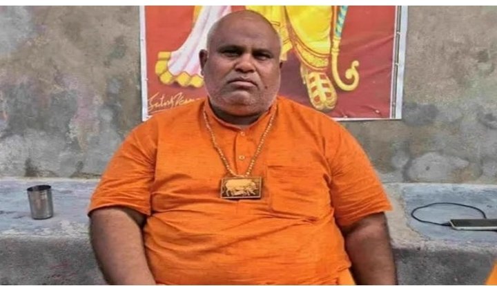 Prashask_Samiti's tweet photo. @mlkhattar
@anilvijminister
@cmohry
आखिर ये सब क्या हो रहा है?
@VHPDigital
@BajrangDalOrg
@HMOIndia
सादी वर्दी, हाथ में बंदूक-डंडे… बिट्टू बजरंगी को ले गई हरियाणा पुलिस, पड़ोसियों ने बताया – गिरेबान पकड़ कर ले गए, महिला को धक्का दिया. https://t.co/JX4UHynQia https://t.co/81r7leLYNl