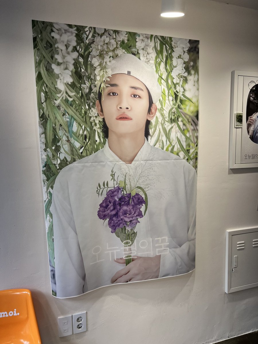 lucy_walwale's tweet photo. 내가 갔을때는 마감되었던 럭드와 세트메뉴… 아쉬웠지만 그래도 너무 재미있었다ㅠㅠㅠ 진짜 저 너구리 포스터갖고싶다ㅠㅠ 아직도 저 너구리..ㅠㅠ 원상이는 너구리지💙 

#오뉴월에_피어난_여름밤의_꿈
#원상이로_물들여진_찬란한_순간들 https://t.co/FWLoiLzEbY