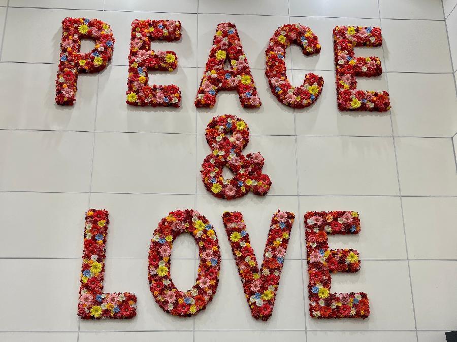 WordyExplorers's tweet image. Recognizable Airport Art: Peace and Love  

#FrequentFlyers may recognize this #art - check out the #WordyExplorers #TravelBlog to see where this photo was taken. #travel #airport #PeaceAndLove #peace #love  Are We There Yet? The Wordy Explorers postcards_twitter.rss
