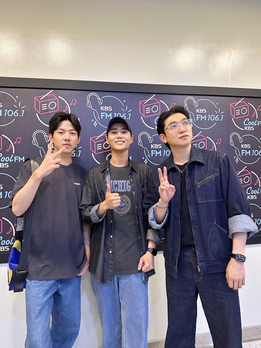 day6official's tweet photo. [ #DAY6_BEHIND ]

과반수-식스 덕분에
웃음꽃 가득했던 화요일 밤🌸🌙

오늘도 잘 놀다 갑니데이~🙌🏻

#DAY6 #데이식스
#성진 #SUNGJIN
#YoungK
#도운 #DOWOON
#데이식스의키스더라디오 
#KBSCoolFM https://t.co/P3EsAI6tUU