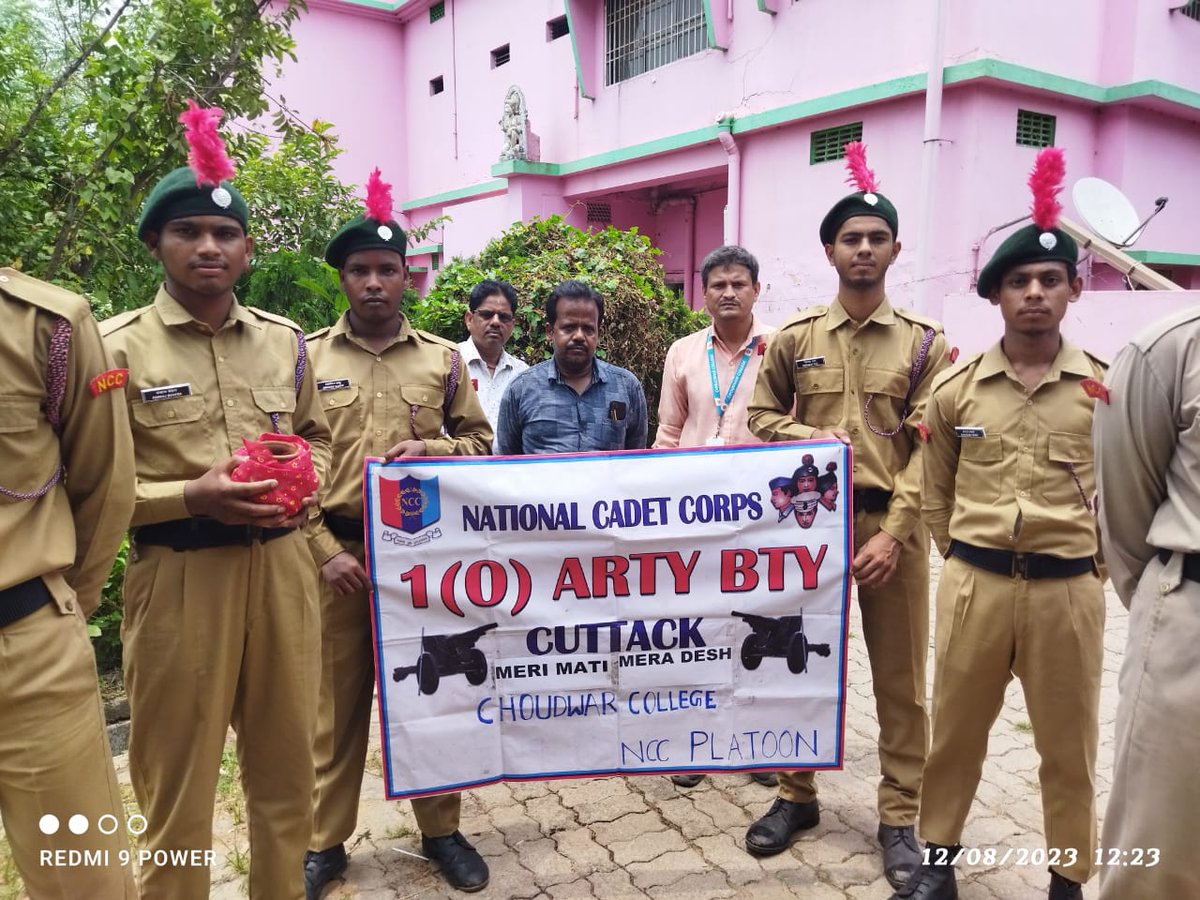 OneODArtyBtyNCC's tweet photo. #MeriMaati_MeraDesh  Cadets of #ChoudwarCollege under #1ODArtyBtyNCC paid floral tribute &amp; collected #HolySoil from house of #KargilMartyr. All appreciated the noble effort towards #TributeToMartyr &amp; #NationalSpirit. @utkalpride @NCCDteOdisha @HQ_DG_NCC https://t.co/nxmJvGX45D