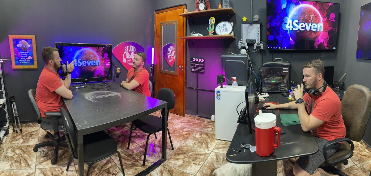 fernando_w18's tweet photo. Uma foto COMPLETAMENTE DESATUALIZADA mas que ficou muito legal então eu resolvi postar aqui...
Obs: não tem mais essa mesa grande, não tem mais a mesa do computador, frigobar nem tá mais ai... mas o restante permanece...por enquanto...
.
📷: @lucas_fernandesb https://t.co/6jYvA1Ht6r