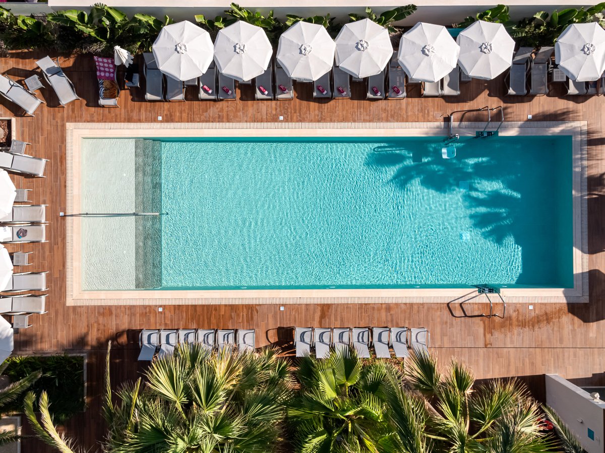 JS_Hotels's tweet photo. The swimming pool of our hotel #JSYate, located in Can Picafort, is the perfect spot to sunbathe, relax in the sun loungers and unwind from the routine. What are you waiting for to book and enjoy yourself? 🌟 https://t.co/eyV8suR3Rt