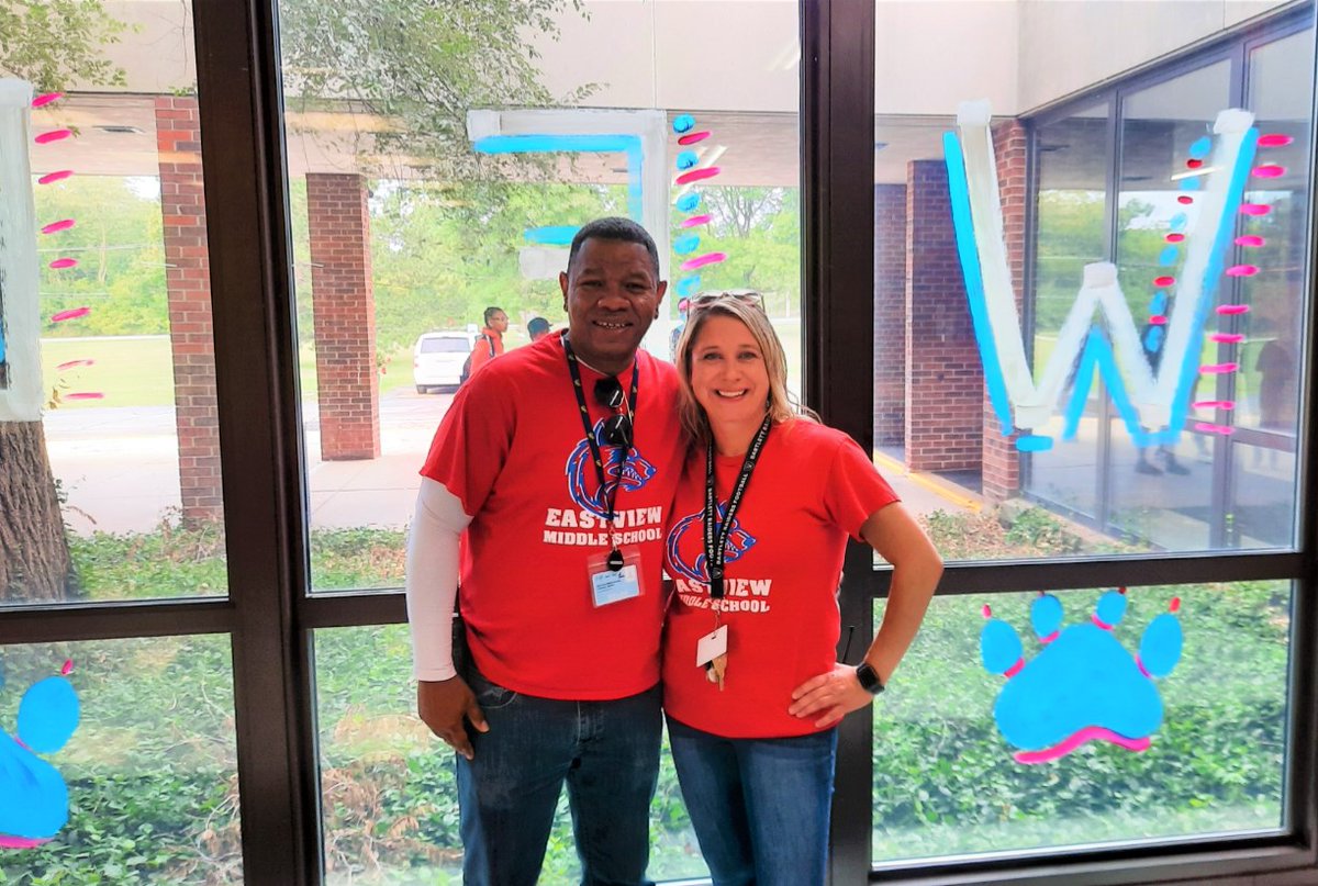EVMSU46's tweet photo. Welcome to Eastview! Dr. Caldwell, Assistant Principal, and Principal Ginnan are happy to see you here!
#evmsu46
#wegotthis
#u46firstdayready https://t.co/5U772GAqQB