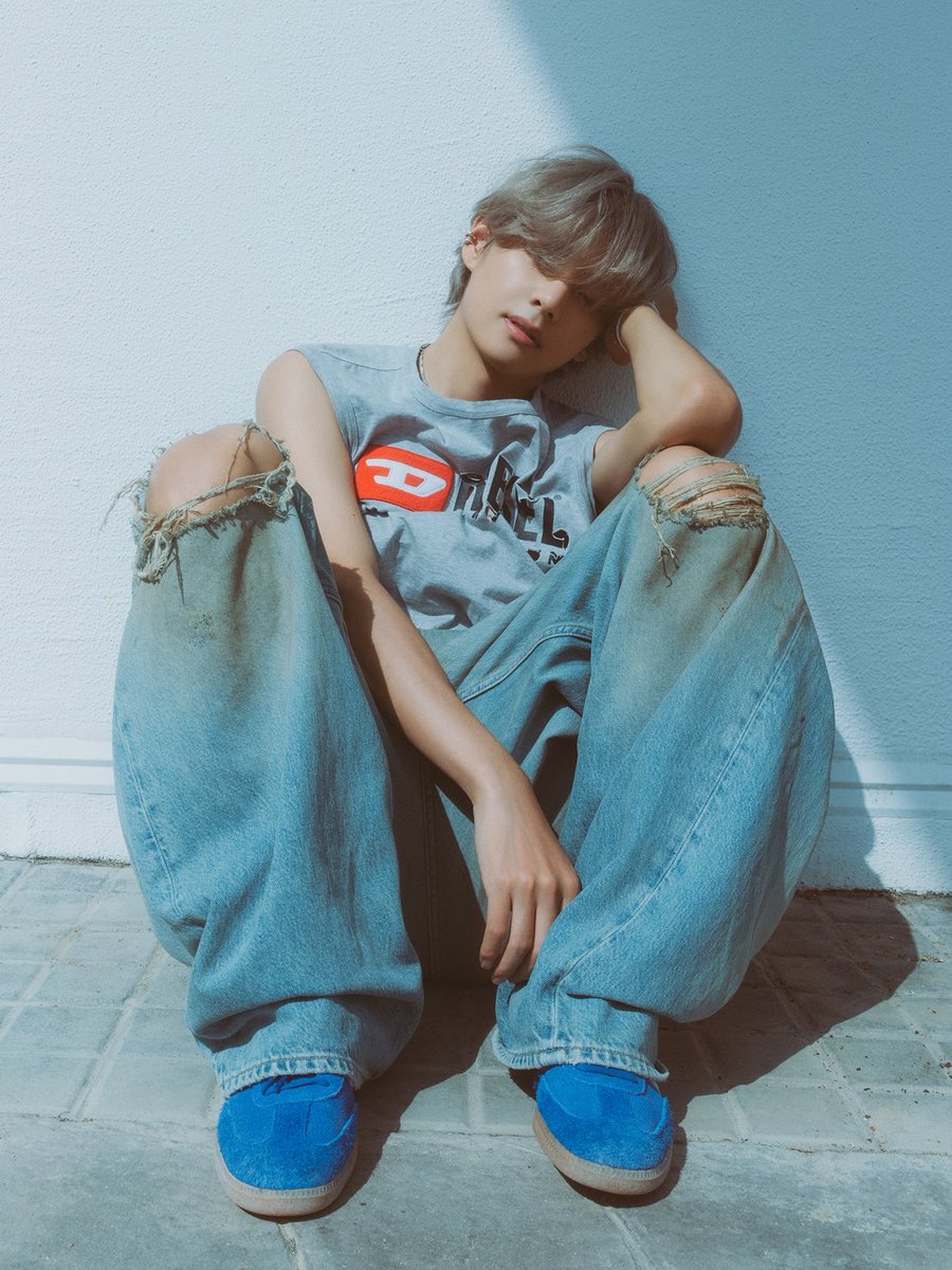 archivefortae's tweet photo. KIM TAEHYUNG YOU ARE KIDDING ME??! https://t.co/UeTrTUR6FN