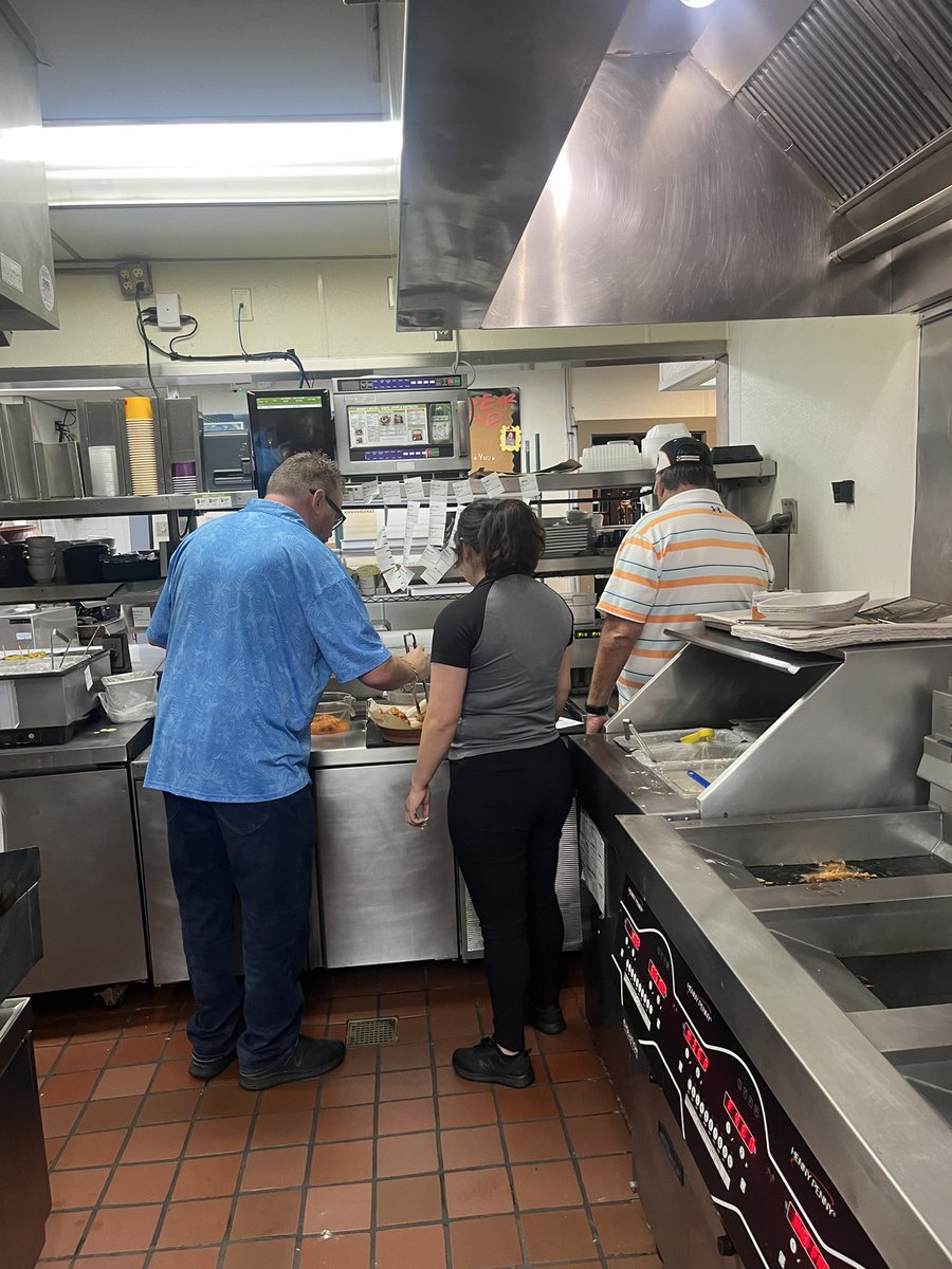 ElizabethRay93's tweet photo. Chili’s Mcallen is ready for football season!! Aligned and ready for kickoff with our Q4 rollout! #Chilislive #zone1perfection @Chilis @LarryV71 https://t.co/94jgDh50uC