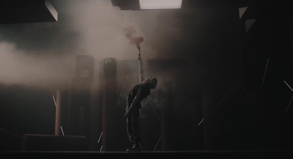 beyondyasmin's tweet image. THIS SHOT OF BANG CHAN IS SO MESMERIZING