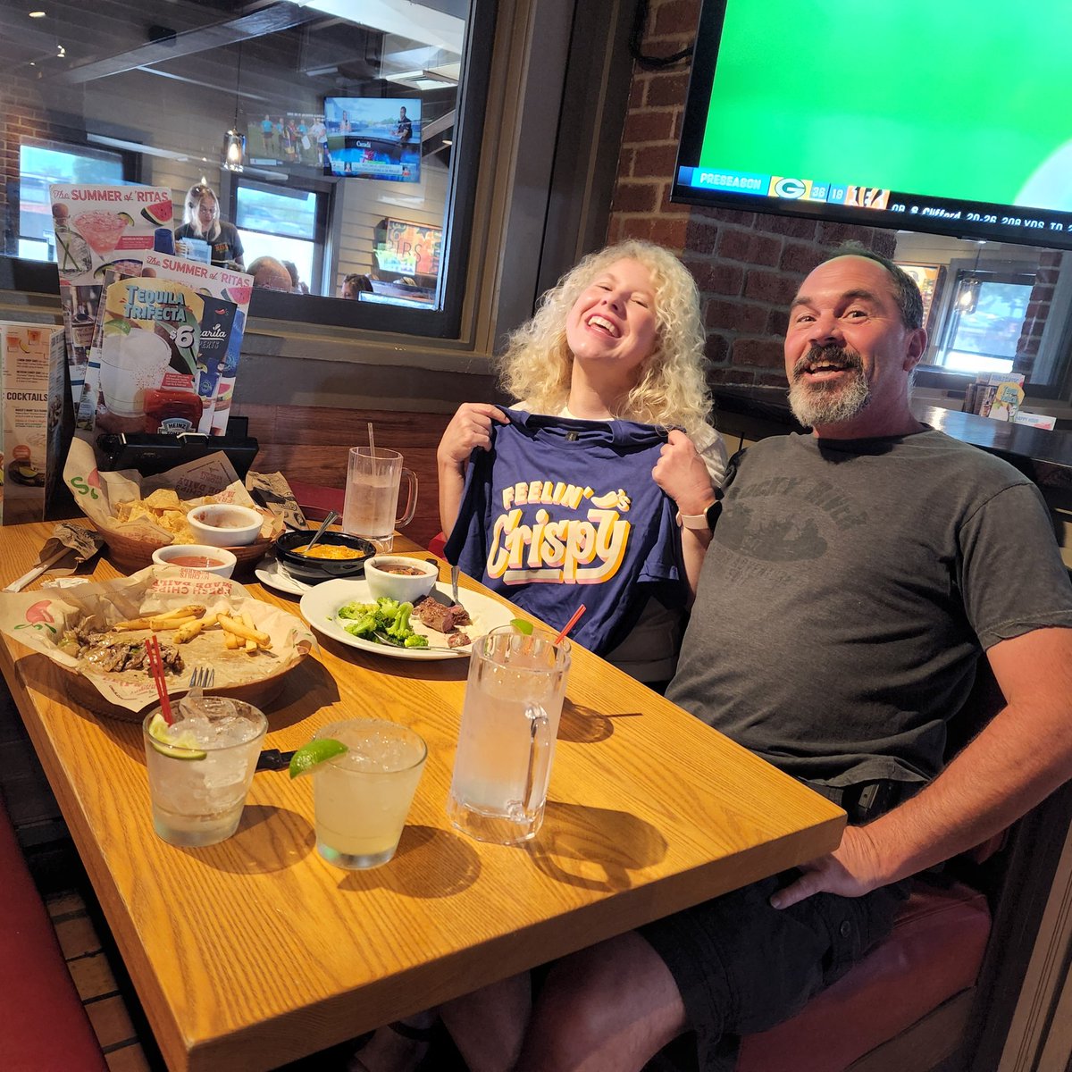 Chilis love is in the air 😍 
<a href="/Mistyann00/">Misty Dunn</a> 
<a href="/john_dinzeo/">John Dinzeo</a> 
<a href="/NicholasBPaxton/">Nicholas Paxton</a> 
<a href="/aLee1529/">Alison Richardson</a>