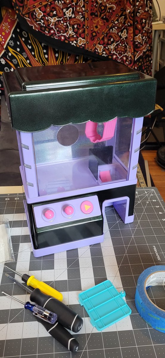 azyzl's tweet photo. Finally repainted and rebuilt this guy and it's looking great! Looking forward to bringing this to Fandom Fest later this month! https://t.co/Aa1SCc0NwF