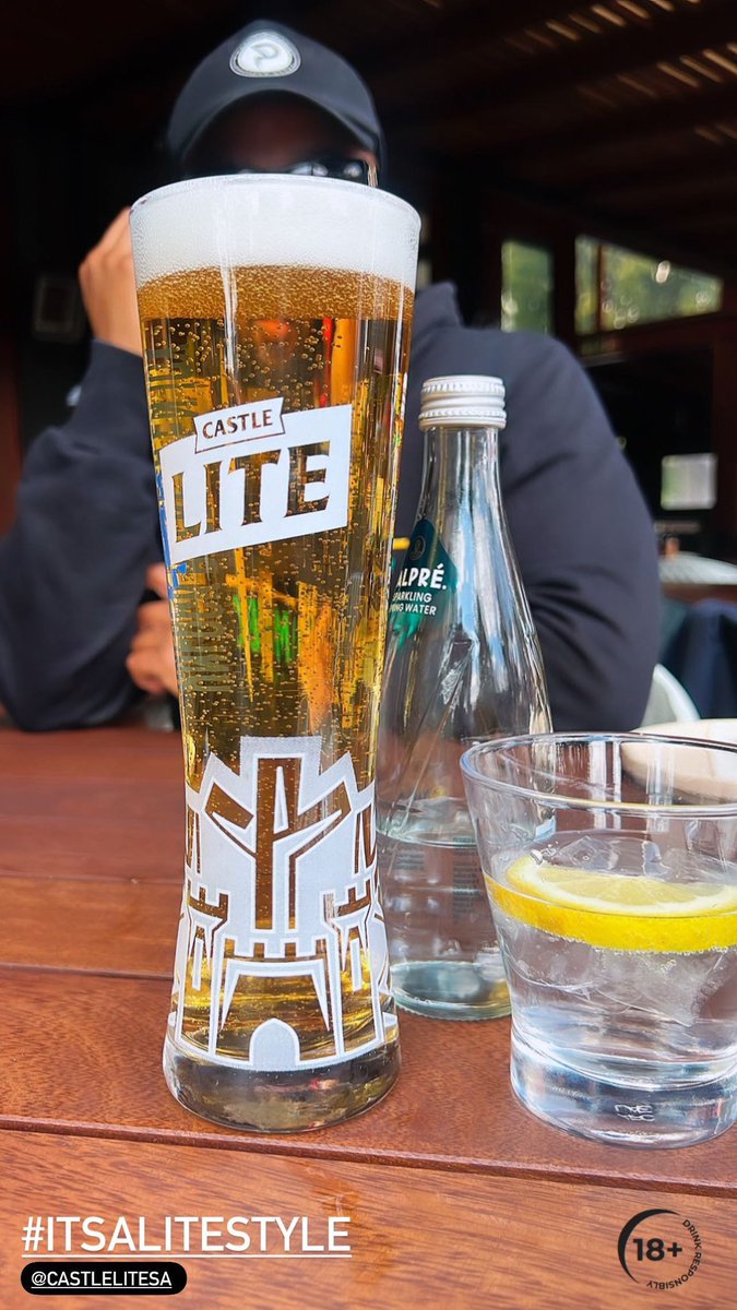 Nthabiseng_D's tweet photo. Weekend fun in the sun with a refreshing take on what my friends palate tastes like. 

#ItsALitestyle #CastleLite https://t.co/bRlKdQMqH1