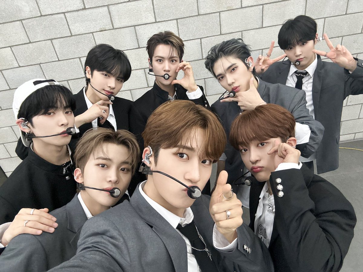 [📸] ✨230815 SBS M #더쇼✨

내 안의 검은 그림자를 깨울 정도로🖤
완벽한 루네이트와 함께한 소중한 하루🌃
너무 좋아서 나 으르렁x615 대‼️🫶

#루네이트 #LUN8 #으르렁