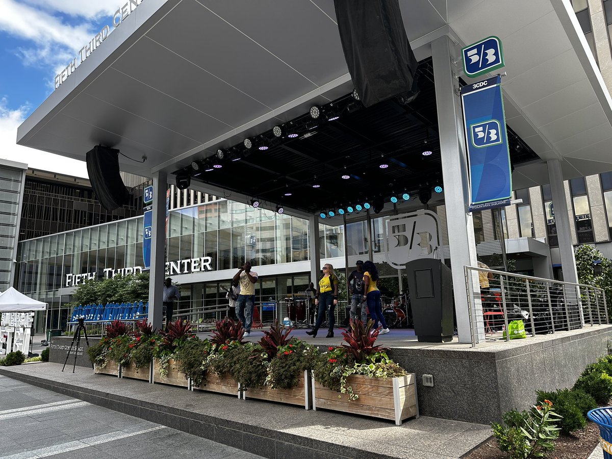 cincinnatimetro's tweet photo. We’re out here! Come celebrate 50 years of public transit service in Cincinnati and Hamilton County at @MyFountainSqr until 2 pm! #50yearsofmetro https://t.co/w1hxPQKbHY