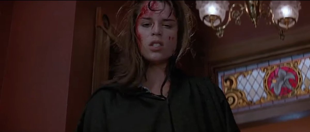 🔪 ANECDOTE : La première personne de la franchise à retirer son costume de Ghostface n'est pas l'un des tueurs mais bel et bien Sidney dans le premier #Scream