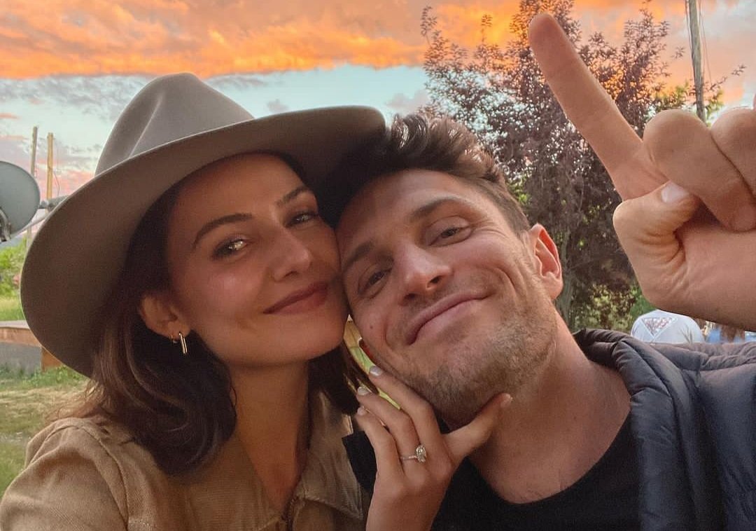 Conielle_'s tweet photo. Finally we can announce this
DANIELLE AND COLIN ARE GETTING MARRIED 😭❤️
Tbh even if we all expected this (their relationship felt so serious and different since the beginning) it's still so beautiful to know that it's official 
To them being best friends &amp; soulmates forever 💗💗 https://t.co/1qABShVt07