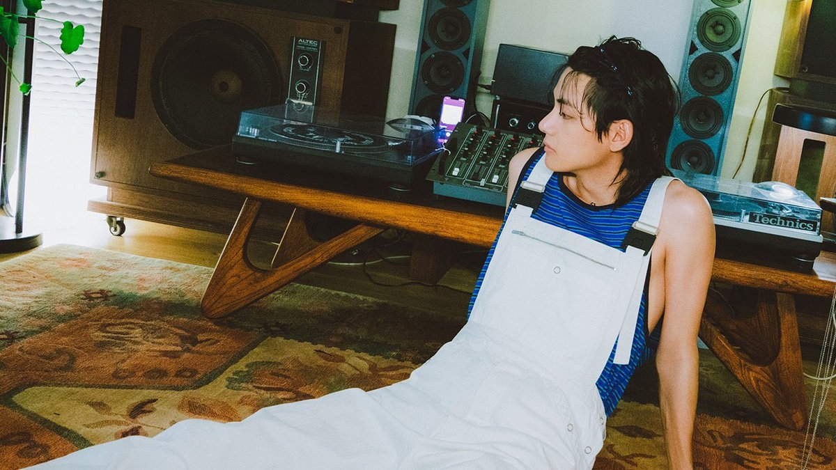 hourlyvmk's tweet photo. taehyung is so beautiful <3 https://t.co/4aWtVqNPOG