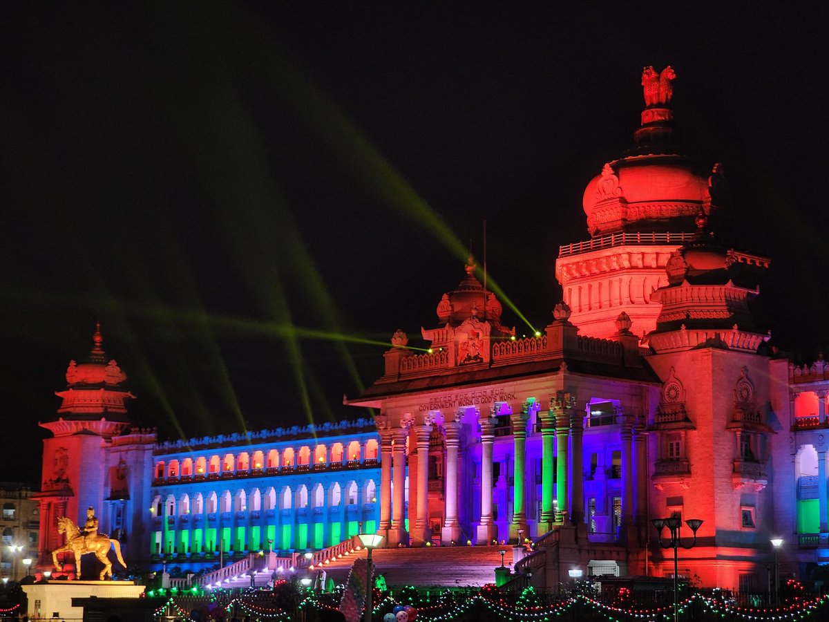 Cosmic_Paladin's tweet photo. Oh Vidhana Soudha, you beaut! 

Happy Independence Day, Fellas! 

#ShotOnPhone #UltraFun https://t.co/yg3SNk699b
