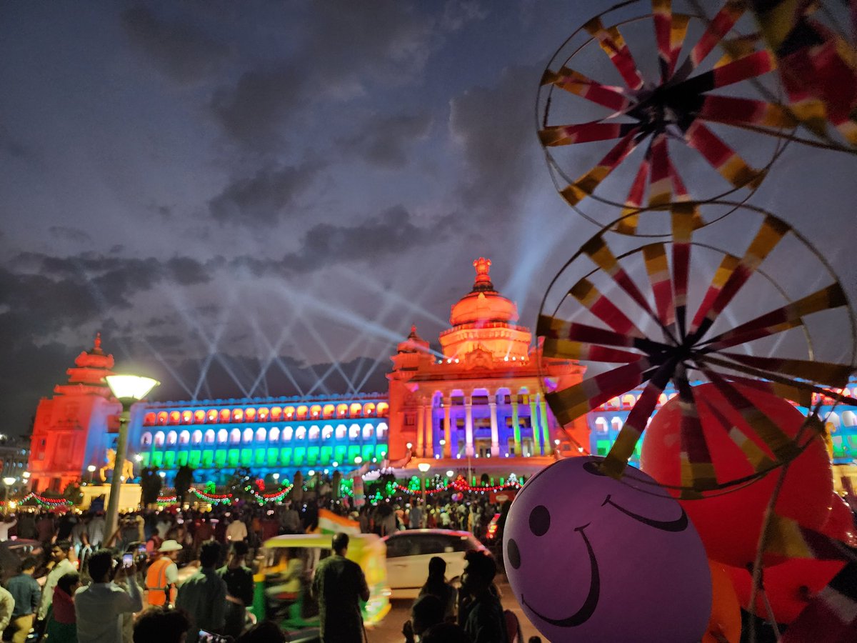 Cosmic_Paladin's tweet photo. Oh Vidhana Soudha, you beaut! 

Happy Independence Day, Fellas! 

#ShotOnPhone #UltraFun https://t.co/yg3SNk699b
