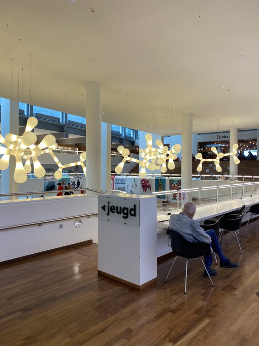 アムステルダムの図書館。ヨーロッパの図書館はWiFi、電源、作業用スペースがあるところが多い!しかも人も多くなくて落ち着く〜 