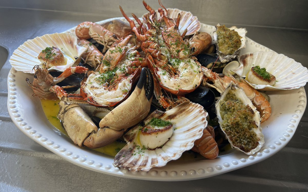 weerestaurant's tweet photo. Every weekend they are slightly different depending on availability of produce.  The constant? The smile when eating them! #Cockles #clams #mussels  #Lobster #Spoots #RazorClams #oysters #scallops #crab #ScottishShellfish #ShellfishPlatter #GarlicButter #Fries. https://t.co/4cgn9PKBcs