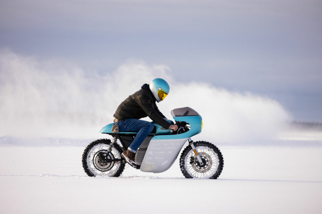 moto_future's tweet photo. Swedish manufacturer RGNT currently holds the world record for the fastest electric motorcycle, clocking in a speed of 155.14km/h (71.54 mph) with their RGNT Aurora earlier this year.

No doubt, this record will be challenged, and potentially beaten in the future.

📸RGNT https://t.co/zSuFlr7rrq