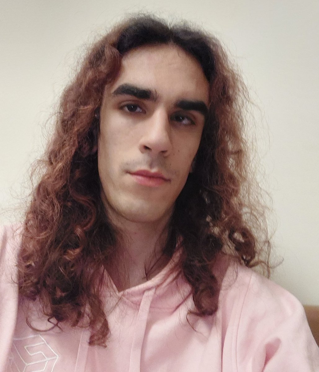 Não acredito que é controverso dizer, mas...

Não é por alguém deixar crescer o cabelo e dizer que é uma mulher que passa a ser.

Isto é um homem. Se calhar devia estar num manicómio. Mas é um homem.