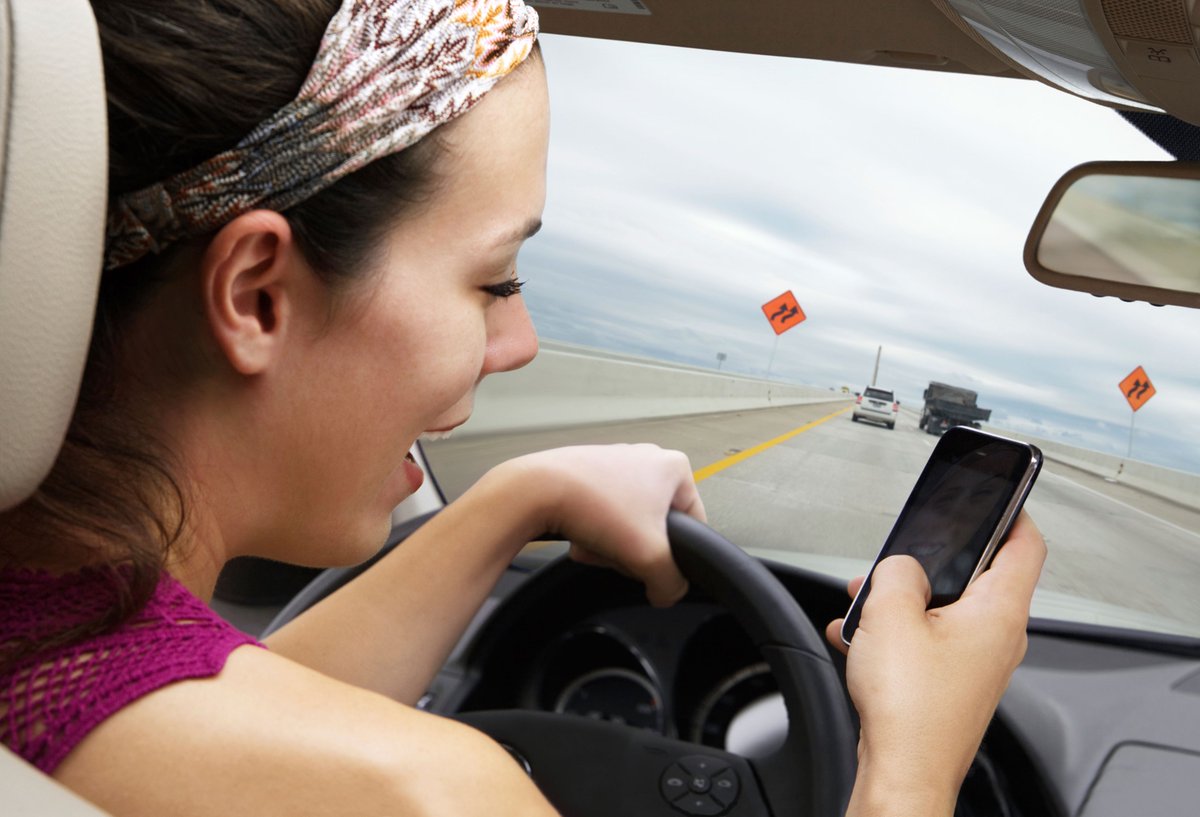 SheriffClayCo's tweet photo. A new MO law aimed at reducing distracted driving will take effect Aug. 28. Some highlights:
-Drivers may not hold any electronic devices to send or receive calls, texts, watch or record videos, broadcast, chat, or make/receive other electronic communications while driving. 
1/4 https://t.co/8e150PMPxx