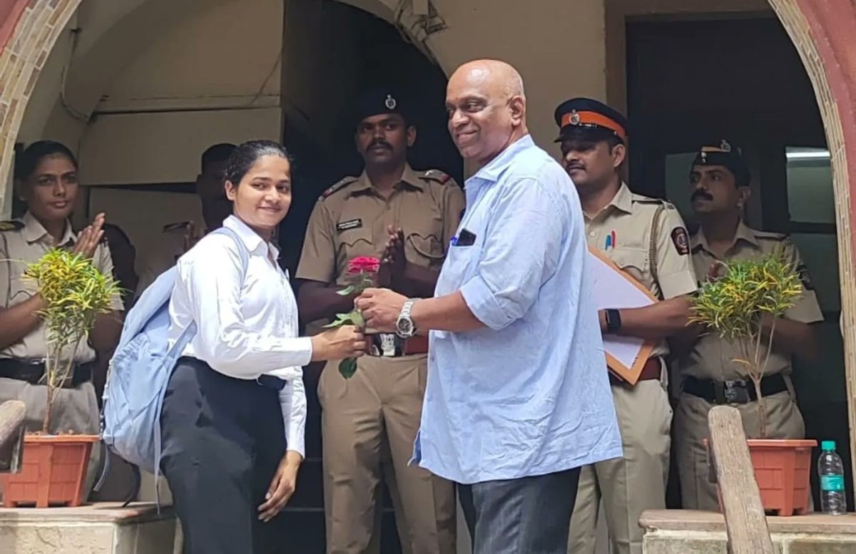 nss_unit_wilson's tweet photo. NSS Unit felicitated Police Officers of Gamdevi police station for their love and dedication towards the nation.
#MeriMaati_MeraDesh #VeeroKa_Vandan #gamdevipolice #mumbaipolice #nss #nssunitofwilsoncollege https://t.co/HHebCSLawc