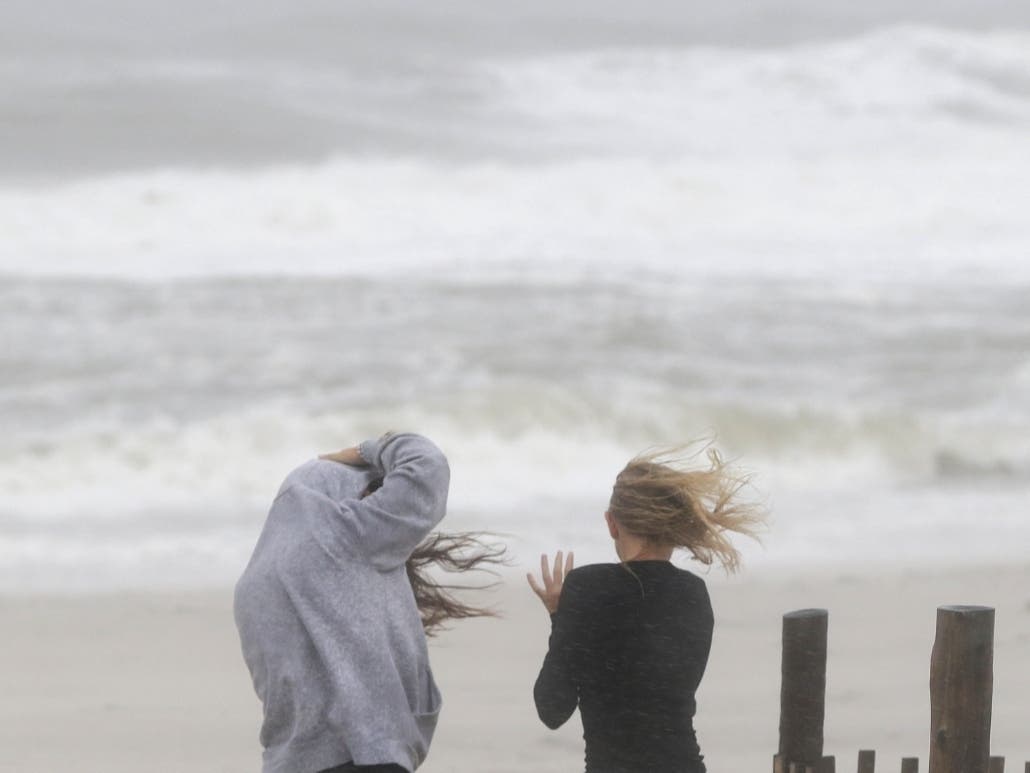 Record-warm Atlantic sea surface temperatures in part prompted forecasters to update their predictions for this hurricane season. trib.al/PmujrfC