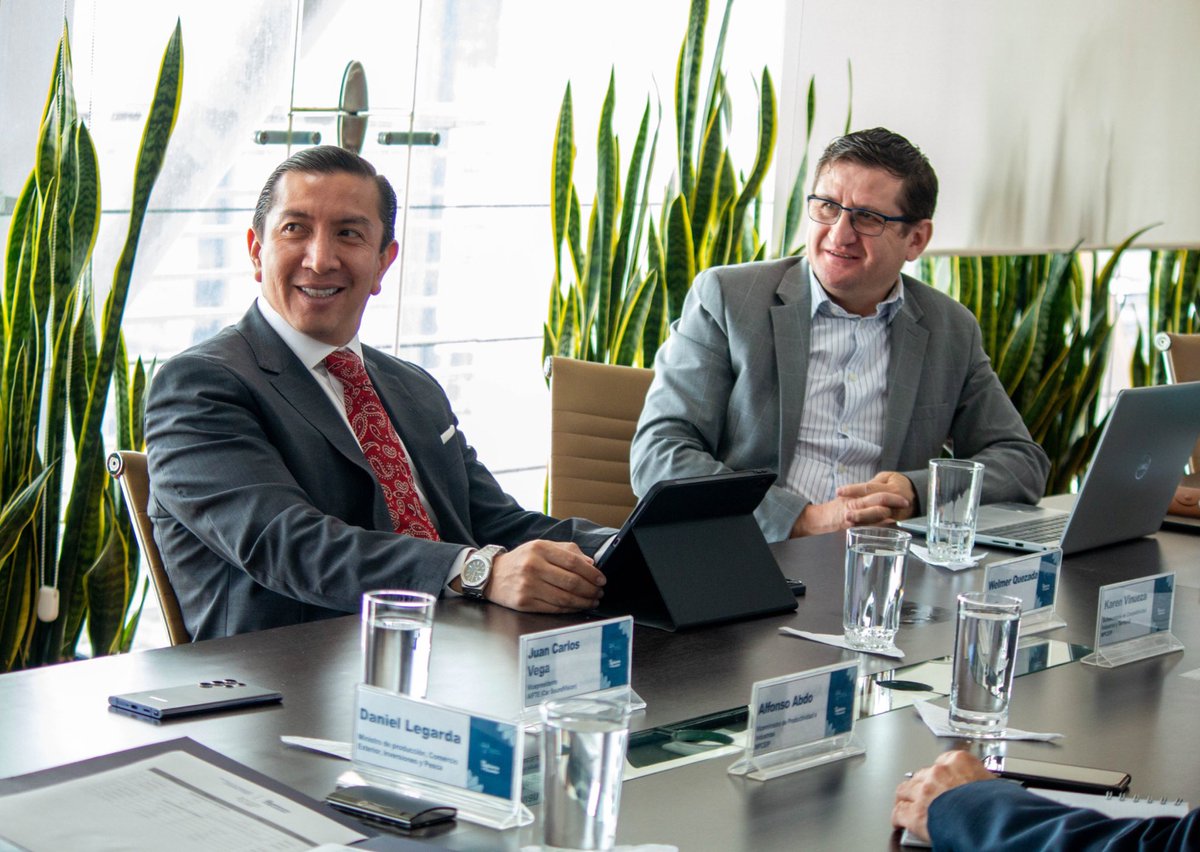 Produccion_Ecu's tweet photo. ¡Impulsamos al sector productivo🇪🇨!

Ministro @dlegarda se reunió con representantes de AIFTE, para revisar avances de la agenda de trabajo relacionada con la política industrial, tributaria y comercial, a fin de fortalecer la competitividad del sector tecnológico. https://t.co/yyJzYvXhZe
