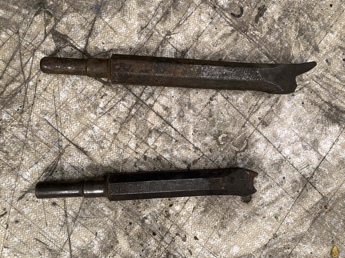 mfpn_trains's tweet photo. ⁉️ Le quiz du jour : la réponse ! Question difficile !
Ces outils servent pour notre #231K8🚂 !
Ils sont utilisés pour sceller les entretoises de la chaudière et créer le bourrelet caractéristique.
Bravo à celles et ceux qui avaient trouvé, à bientôt pour un autre quiz ! https://t.co/v2h2884RAS