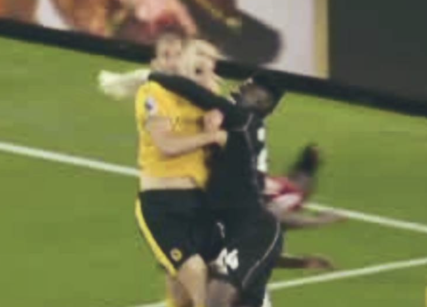 BarcaUniversal's tweet photo. The referee of the Wolves-Man United match didn't give a penalty to Wolves on a foul committed by Onana in the last minutes, similar to what happened with Barça. The Premier League decided to suspend the referee indefinitely. In La Liga they did nothing.

— @mundodeportivo https://t.co/QCQmUSi8JW