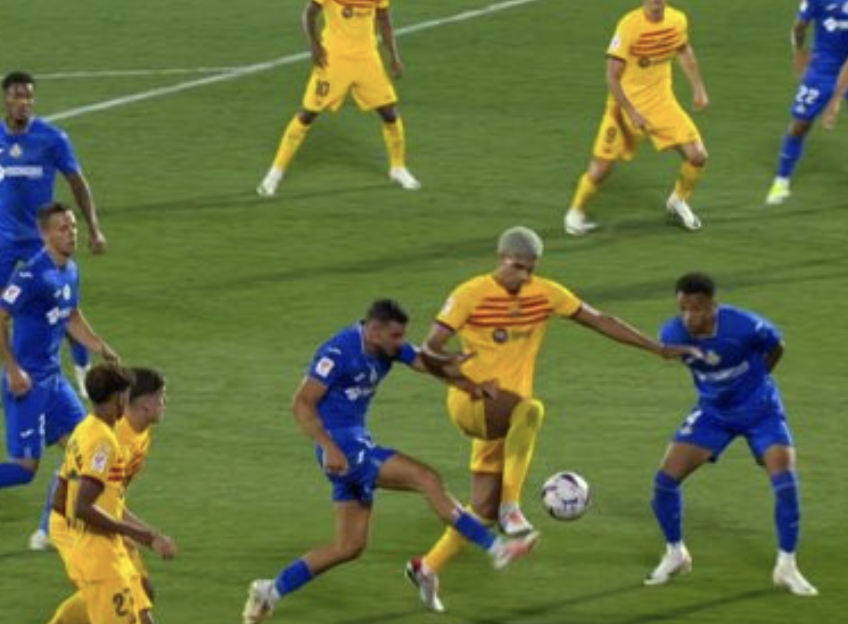 BarcaUniversal's tweet photo. The referee of the Wolves-Man United match didn't give a penalty to Wolves on a foul committed by Onana in the last minutes, similar to what happened with Barça. The Premier League decided to suspend the referee indefinitely. In La Liga they did nothing.

— @mundodeportivo https://t.co/QCQmUSi8JW