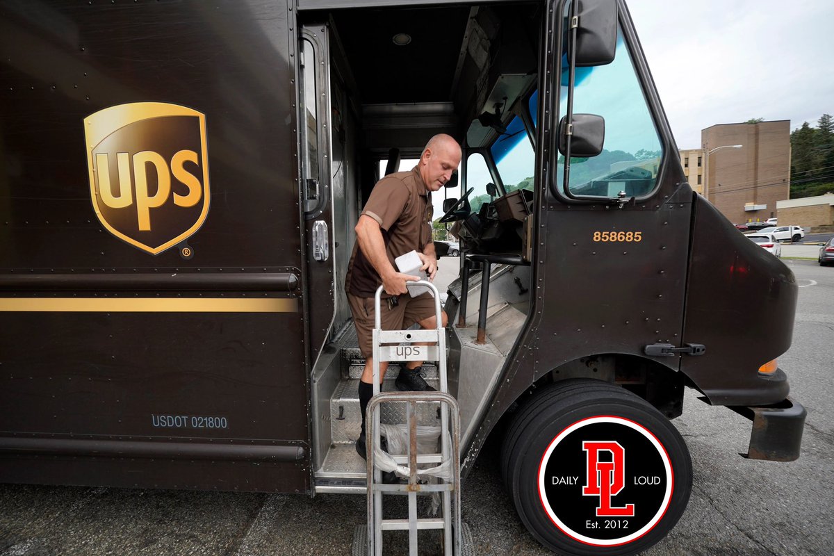DailyLoud's tweet photo. BREAKING: UPS drivers will earn an average of $170,000 in annual pay and benefits at the end of a five-year contract agreement, UPS CEO Carol Tomé said during an earnings call this week 👀💰 https://t.co/FsrYxd6QGX