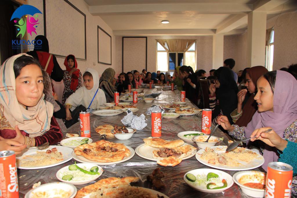 DhkryJwya's tweet photo. شاگردان و كودكانِ كار كه در موسسه ي كودك تحت حمايت و پوشش هستند، ديروز به همراه مسئولين براي صرف غذاي چاشت به رستورانتي نزديك بوداي باميان رفته بودند.
لبخندهاي شما قوّت قلب من هستند فرشته هاي نازنين.

@kudac_org 
#StopHazaraGenocide https://t.co/1sCu4K3Nkz
