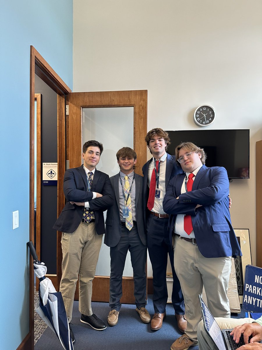 SLUHStudentLife's tweet image. Look who we found in the office! Some stellar members of the senior class who just dropped in to say hello.