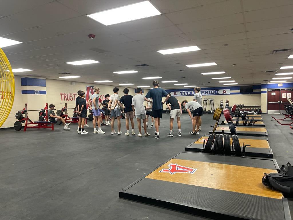 ArcadiaHoops's tweet photo. Day 1 of weights this morning 💪 the guys were getting after it! Big thank you to @mikhrabczuk00 for coming in to work with us! https://t.co/3hKMverV0S