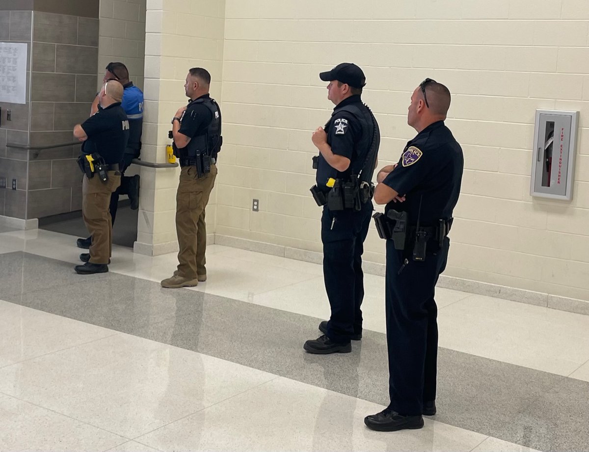 WarnerAlvarado1's tweet photo. Great training and EXCELLENT questions today @alvaradojrhigh #AlvaradoExcellence #EnsureSafety https://t.co/3AYCBvJrYB